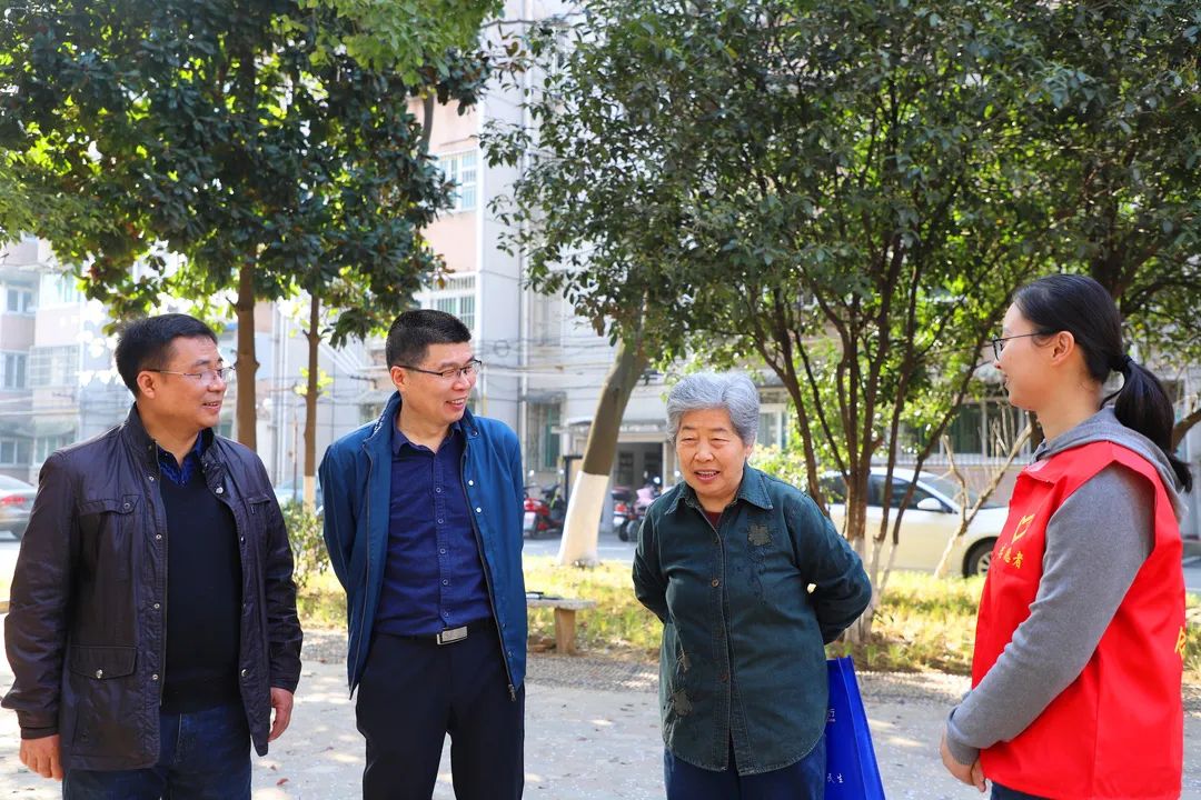 尊龙凯时青年进社区 雷锋精神代代传——尊龙凯时团委组织开展便民自愿效劳活动 - 安徽尊龙凯时有限责任公司